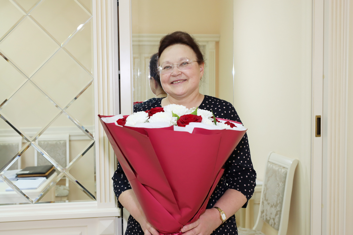 В торжественной обстановке состоялось чествование члена профсоюза, бухгалтера бухгалтерии Пинчук Тамары Николаевны, в связи с её выходом на заслуженный отдых. 