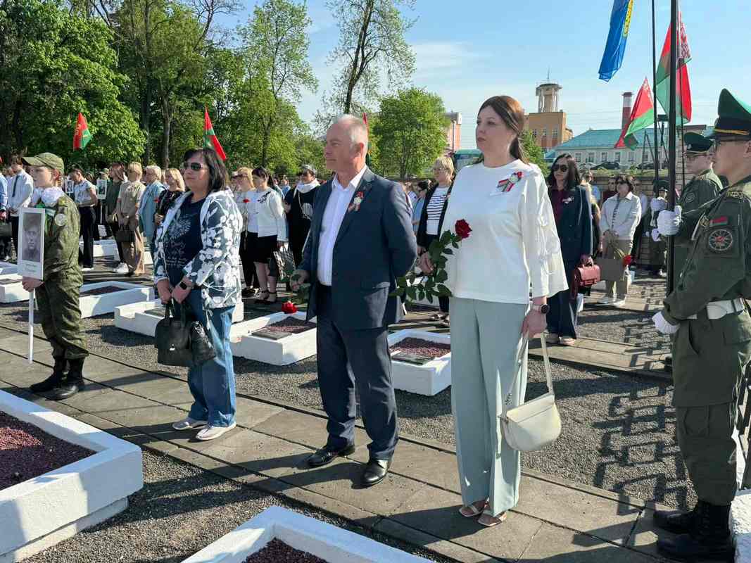 Возложением цветов почтили подвиг героев: сотрудники ГУ «РНПЦ РМиЭЧ» на Новобелицком кладбище