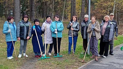 Сегодня сотрудники РНПЦ радиационной медицины и экологии человека присоединились к районному субботнику, который прошел на территории Новобелецкого района Гомеля