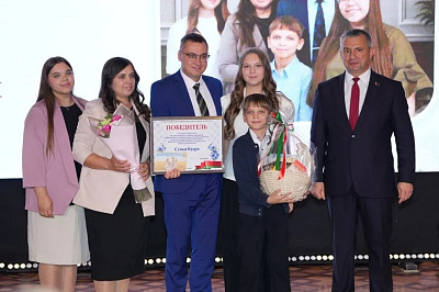 Семья врача клинической лабораторной диагностики РНПЦ РМиЭЧ Алексея Кудри стала победителем ежегодного онлайн конкурса семейных инициатив
